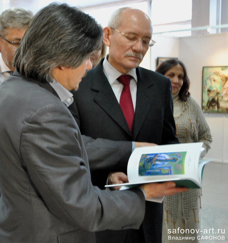 Владислав Пегов демонстрирует президенту РБ каталог с картинами башкирских художников 